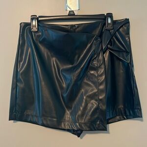 NWT Faux Leather Skort Blashe Iris Basic Size Large